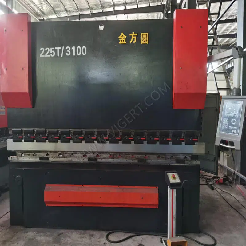 Mașină de îndoit hidraulică CNC folosit JFY 225T/3100 (1) Mașină de îndoit hidraulică CNC folosit JFY 225T/3100 (1)