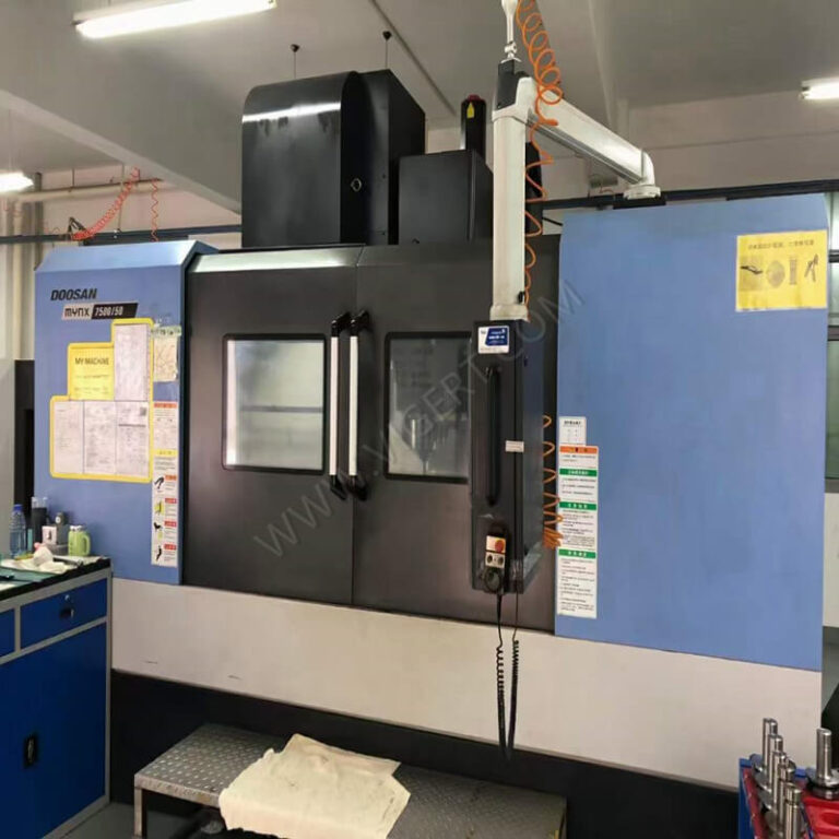 DOOSAN เครื่องแมชชีนนิ่งเซ็นเตอร์แนวตั้ง CNC มือสอง MYNX 750050