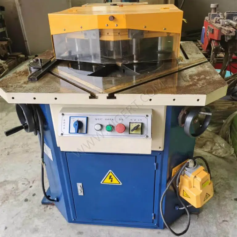 HARSLE Gebrauchte Ausklinkmaschine mit verstellbarem Winkel 4x200