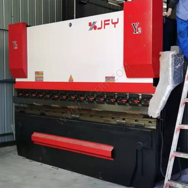 Pressa piegatrice servoassistita da 150 tonnellate