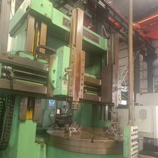 تستخدم مخرطة عمودية Vigert 5225