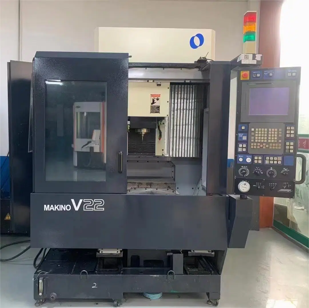 Used MAKINO Machining Center (3) Подержанный обрабатывающий центр MAKINO