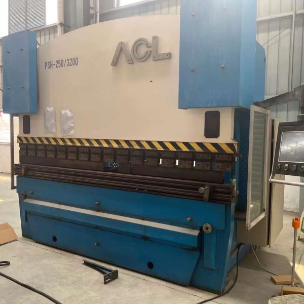 تستخدم فرامل الضغط الهيدروليكي CNC 250T3200