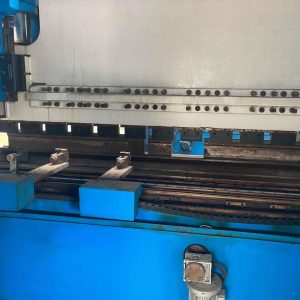 تستخدم فرامل الضغط الهيدروليكي CNC 250T3200