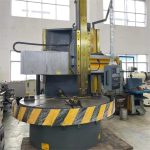 مخرطة عمودية بنظام CNC ذي الأرقام العريضة