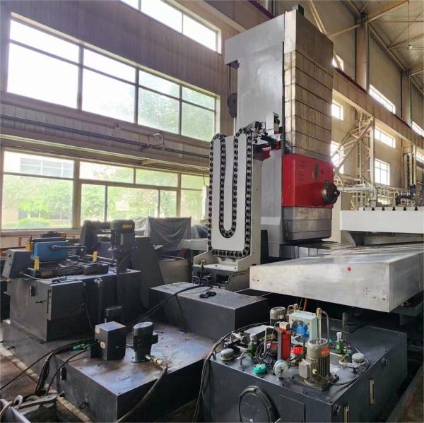 ศูนย์เครื่องจักรกลซีเอ็นซีน่าเบื่อและกัดแม่นยำ