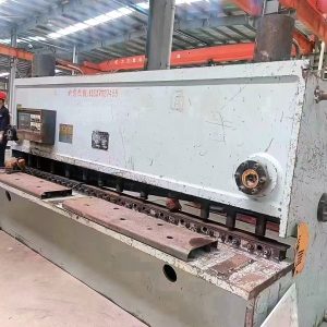 Serviceable Shearing Machine