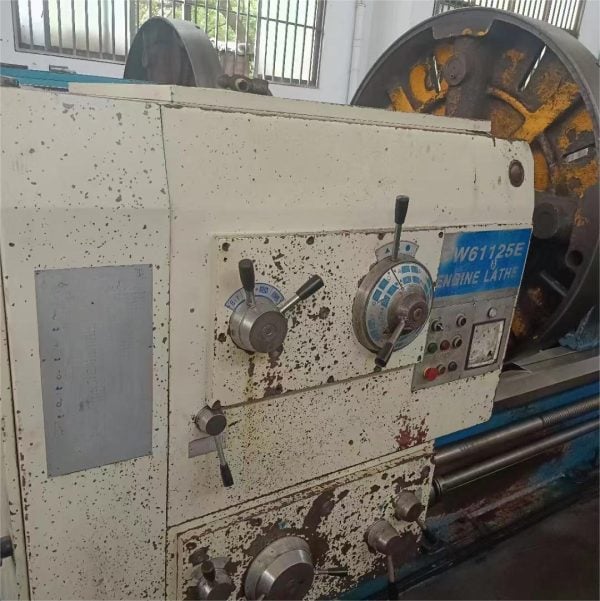 เครื่องกลึงขนาดเล็กที่มีใบมีดคม