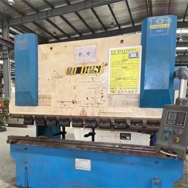 Prensa plegadora CNC de 60 toneladas con avanzada