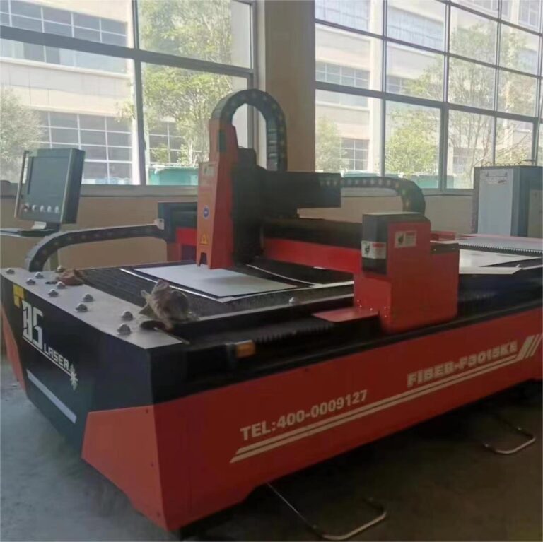 1500W Fber Laser Cuting Machine