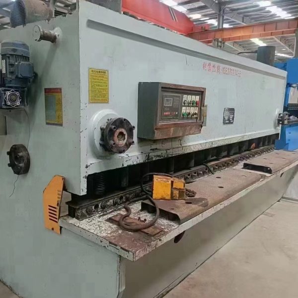 Serviceable Shearing Machine