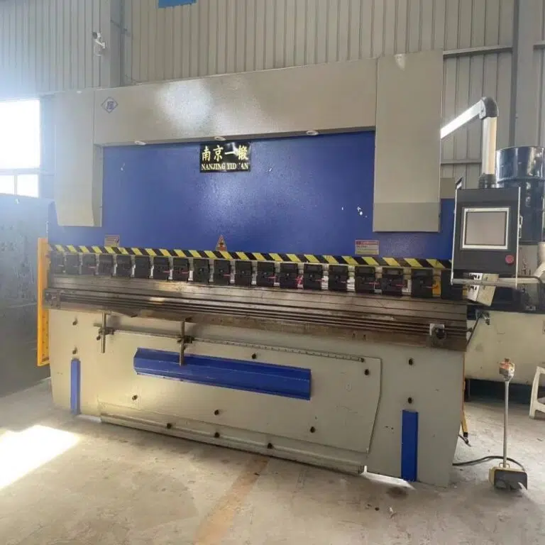 Potente máquina dobladora hidráulica CNC