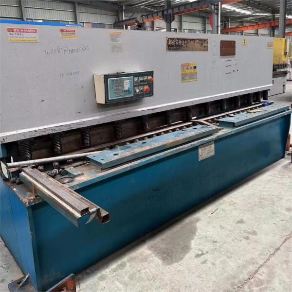 กรรไกรสวิงไฮดรอลิก QC12K-4x3200