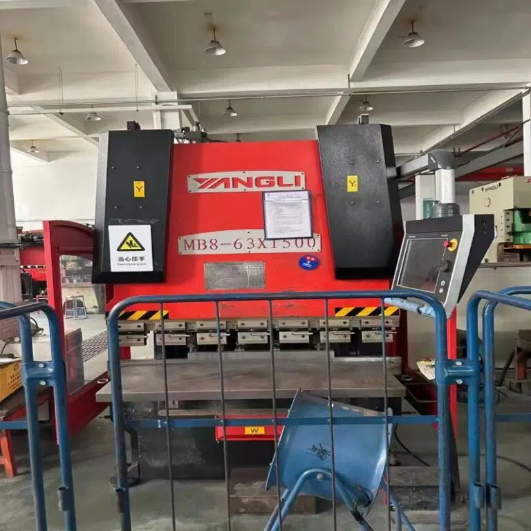 Petite cintreuse de plaques CNC
