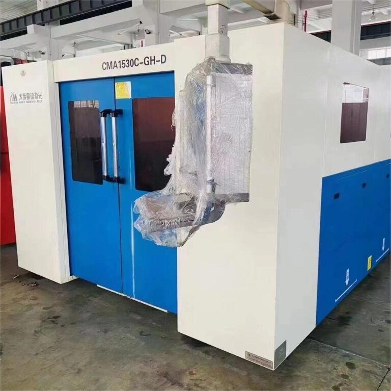 تشير آلة القطع بالليزر ذات الكفاءة العالية 1500W إلى نظام القطع بالليزر الذي يستخدم طاقة الليزر بقدرة 1500 واط لقطع المواد المختلفة بدقة وسرعة. يشير مصطلح "الكفاءة العالية" إلى أن هذه الآلة مصممة لتوفير عمليات قطع فعالة ومنتجة، مما يجعلها مناسبة للتطبيقات الصناعية التي تتطلب معالجة سريعة ودقيقة للمواد. فيما يلي بعض الميزات والاعتبارات الرئيسية المتعلقة بآلة القطع بالليزر عالية الكفاءة بقدرة 1500 وات: طاقة الليزر: تشير طاقة الليزر بقدرة 1500 وات إلى خرج الطاقة لمصدر الليزر. عادةً ما تسمح طاقة الليزر الأعلى بسرعات قطع أسرع والقدرة على قطع المواد السميكة. المواد: يمكن استخدام آلة القطع بالليزر عالية الطاقة مثل هذه لقطع مجموعة واسعة من المواد، بما في ذلك المعادن (مثل الفولاذ والألومنيوم والفولاذ المقاوم للصدأ)، والبلاستيك، والأكريليك، والخشب، والمنسوجات، والمزيد. الدقة: آلات القطع بالليزر عالية الكفاءة معروفة بدقتها وإحكامها. يسمح شعاع الليزر المركز بقطع التصميمات المعقدة بأقل قدر من التشوه أو الخطأ. السرعة: يتيح الجمع بين الطاقة العالية والتصميم الفعال سرعات قطع أسرع مقارنة بأنظمة الطاقة المنخفضة. وهذا أمر بالغ الأهمية بالنسبة للصناعات التي تكون فيها معدلات الإنتاج أولوية. التطبيقات الصناعية: تشمل الصناعات التي تستخدم غالبًا آلات القطع بالليزر عالية الكفاءة تصنيع السيارات والفضاء والإلكترونيات واللافتات وتصنيع الصفائح المعدنية والمزيد. هذه الآلات مناسبة لكل من النماذج الأولية والإنتاج الضخم. سمك القطع: يجب أن تكون طاقة الليزر 1500 واط قادرة على قطع المواد بسماكات مختلفة. ستعتمد قدرات القطع الدقيقة على عوامل مثل نوع المادة وكثافتها. جودة القطع: لا تضمن قوة الليزر العالية دائمًا جودة قطع أفضل. تلعب عوامل مثل جودة الشعاع وتصميم رأس القطع ودقة الماكينة أيضًا دورًا في تحقيق عمليات قطع سلسة ونظيفة. البرمجيات والأتمتة: غالبًا ما تأتي آلات القطع بالليزر الحديثة مزودة ببرامج تتيح سهولة استيراد التصميم وتداخله والتحكم في عملية القطع. تتضمن بعض الآلات أيضًا ميزات التشغيل الآلي لتعزيز الكفاءة. الصيانة والسلامة: تتطلب آلات القطع بالليزر صيانة دورية لضمان الأداء الأمثل والسلامة. تعد إجراءات التهوية والسلامة المناسبة ضرورية لحماية المشغلين من إشعاع الليزر والأبخرة المتولدة أثناء القطع. التكلفة: عادةً ما تكون آلات القطع بالليزر عالية الطاقة أكثر تكلفة من البدائل منخفضة الطاقة نظرًا للتكنولوجيا والإمكانيات المتقدمة التي توفرها. وينبغي موازنة الاستثمار الأولي مع الفوائد المحتملة وزيادة الإنتاجية.