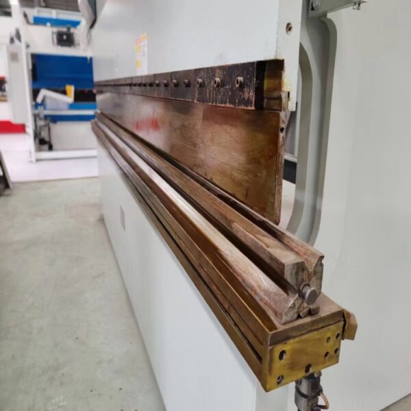 Pressa piegatrice LVD 200T4000 usata