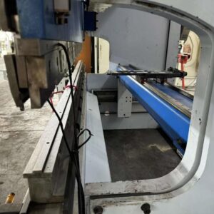 Presse plieuse de porte CNC 80T2550 d'occasion