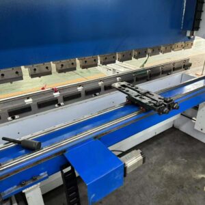 Presse plieuse de porte CNC 80T2550 d'occasion