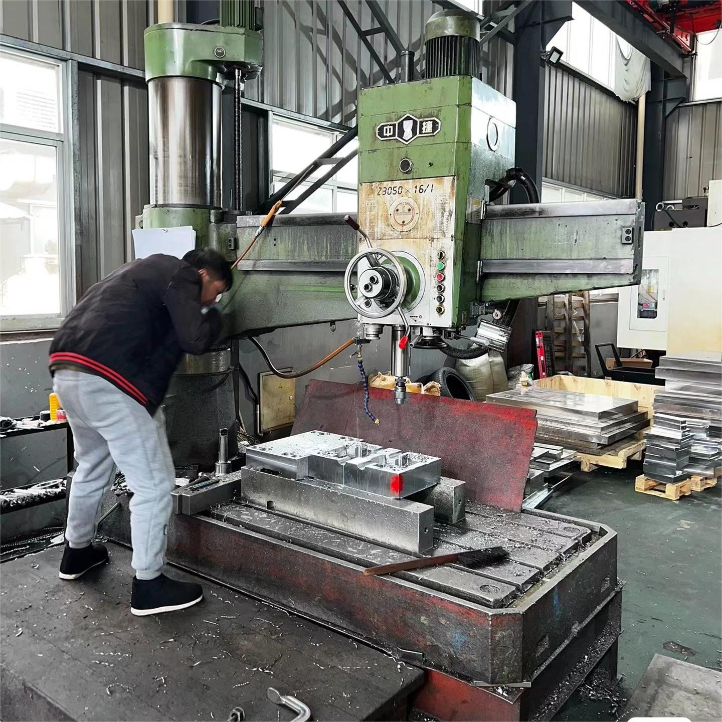 Z3050 hydraulic radial drilling machine (1) Used VIGERT Z3050 hydraulic radial drilling machine For Sale – Image 1