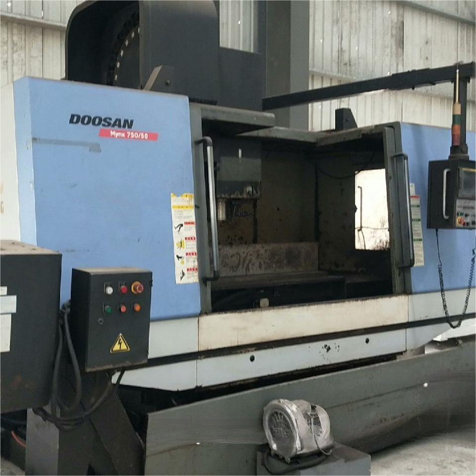 DOOSAN MYNX750 Machining Center (2) Centre d'usinage DOOSAN MYNX750