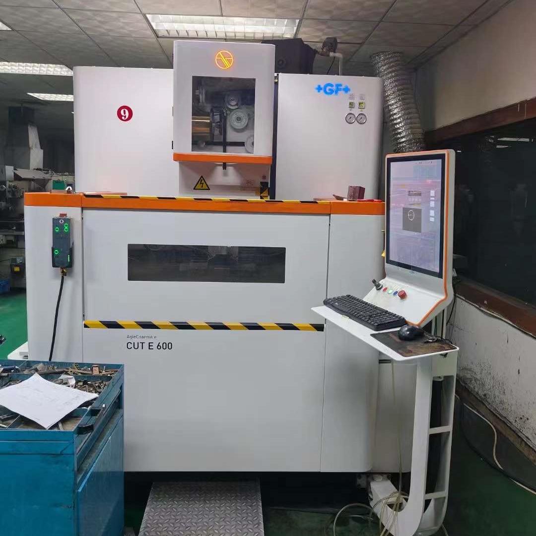 Gebrauchte CHARMILLS Spark Machine E600 Gebrauchte CHARMILLS Spark Machine E600