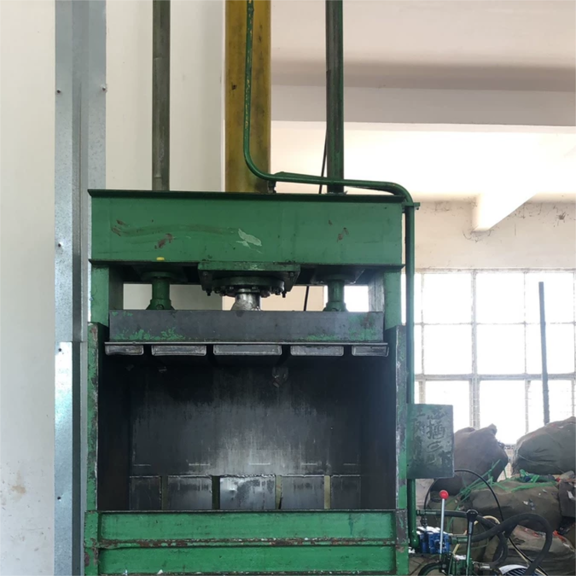 HUAHONG Vertical Metal Chip Compactor 30T HUAHONG Vertical Metal Chip Compactor 30T