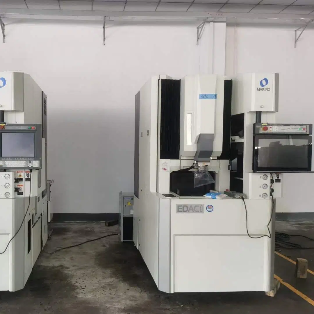 Machine d'électroérosion par enfonçage MAKINO EDAC1 d'occasion Machine d'électroérosion par enfonçage MAKINO EDAC1 d'occasion