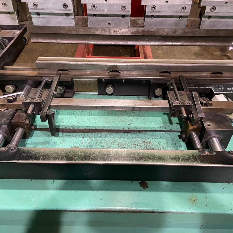 Ohraňovací lis AMADA RG2512