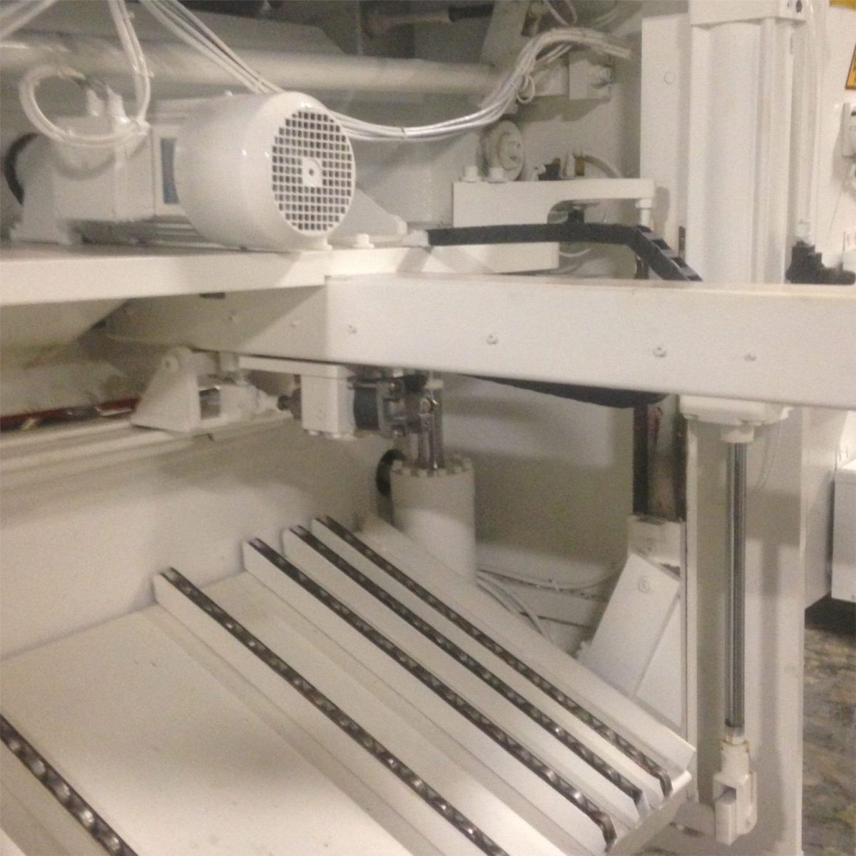 Used VIGERT JS2510 Shearing Machine For Sale - Image 2