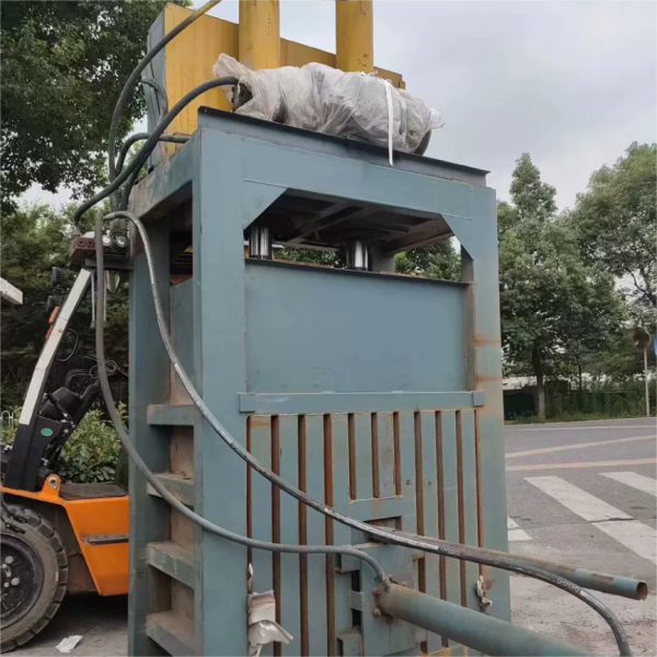 Vertical Metal Chip Compactor 100T