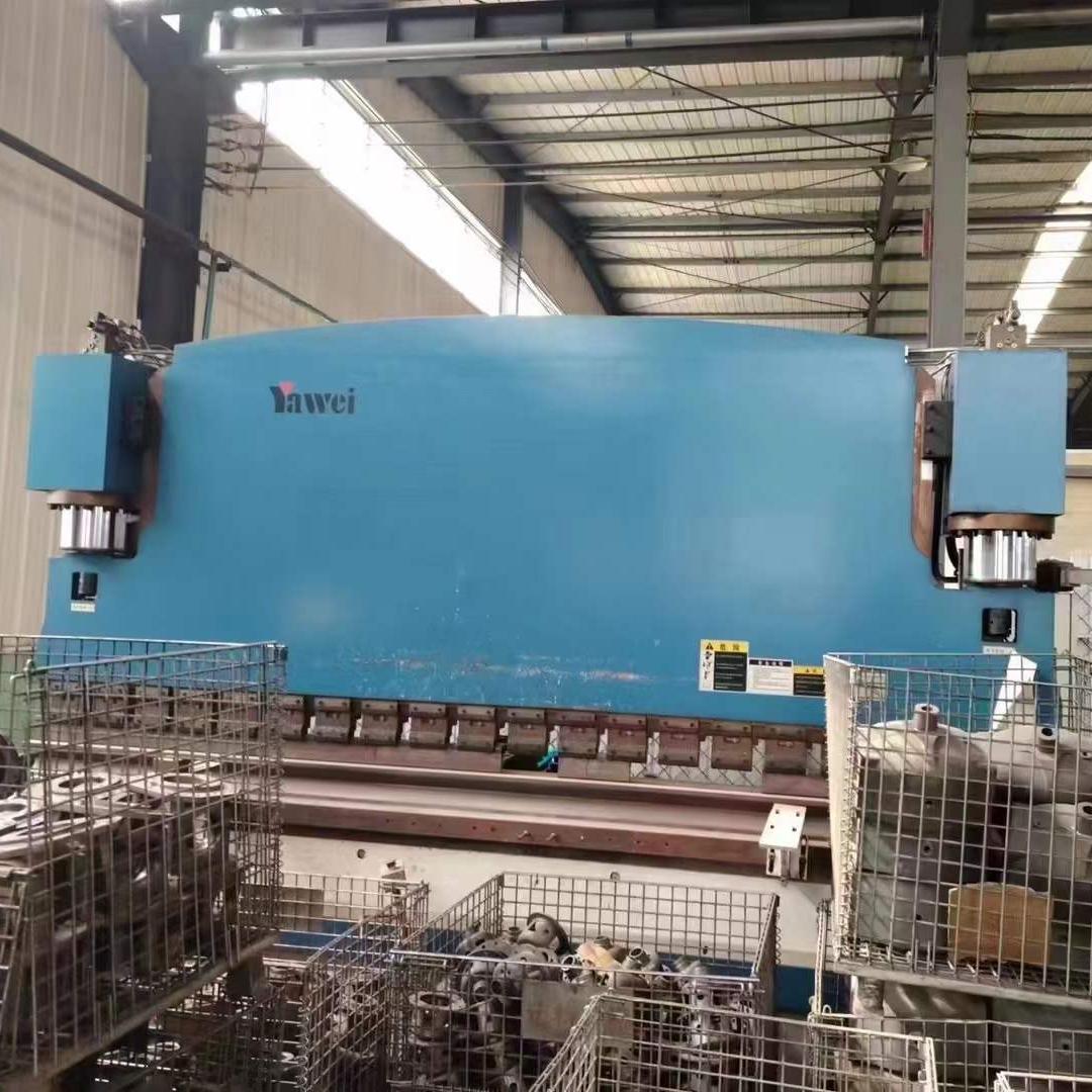 Presă de frână de ușă YAWEI 300T4M folosită Presă de frână de ușă YAWEI 300T4M folosită