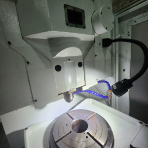 Máquina formadora de engranajes YN5132CNC usada